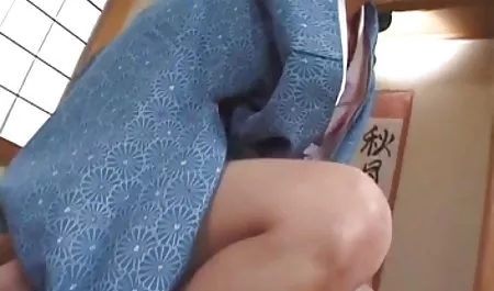 Lynn i jej na kanapie z dużą dymanie starszej zabawką wideo