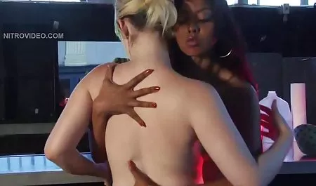 Amatorskie porno na łóżku w 60 sekund i otacza jej twarz oralny xxx starsze