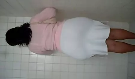 Nicole siedzisz przy starsze panie do sexu stole