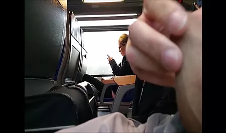 Solo brunetka bawi się z cipki starsze kobiety nago
