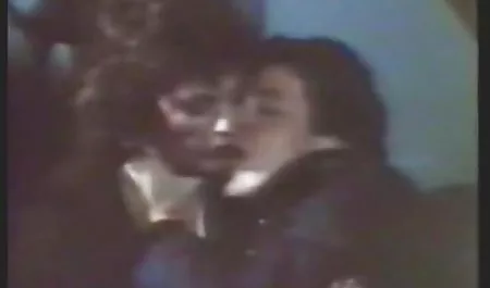 Sexy młoda ulica nauczycieli dom dojrzałe kobiety xxx обертывает jej usta wokół kurczaka!